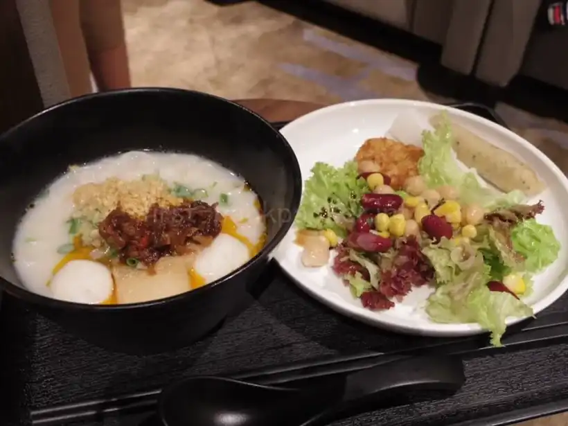 香港国際空港・イーストホール・プラザ・プレミアム・ラウンジの食事例