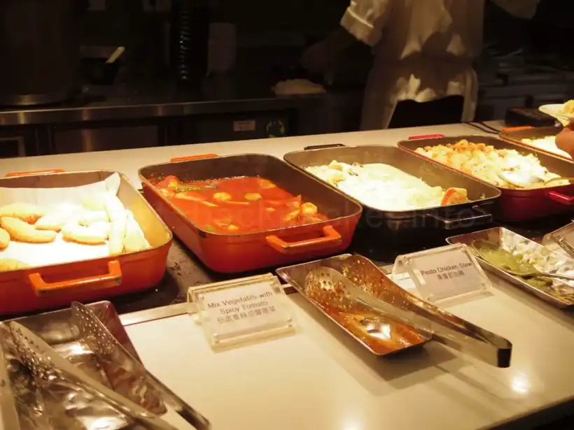 台北桃園空港（第1ターミナル）プラザ・プレミアム・ラウンジZONE Dのホットミール