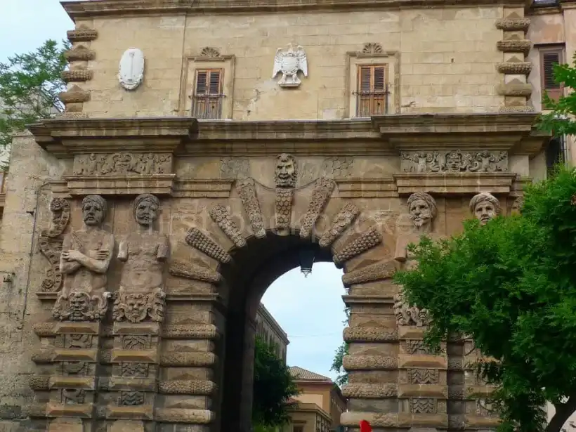 パレルモのヌォーヴァ門のアラブ人像