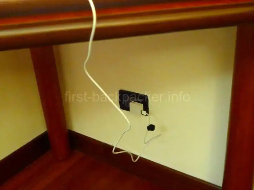 パレルモ ファルコーネ ボルセリーノ空港Gesap VIP Loungeのワークスペースのコンセント