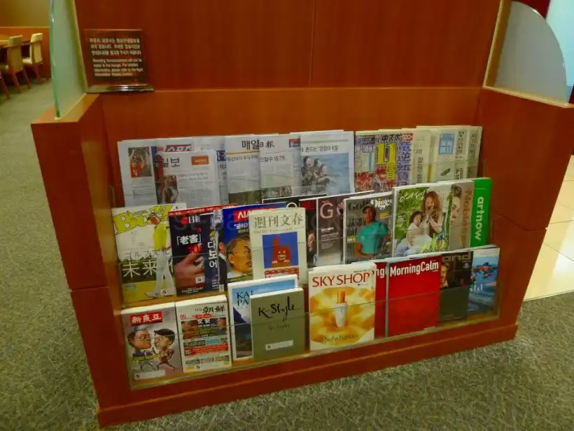 中部国際空港セントレアKALラウンジの新聞と雑誌
