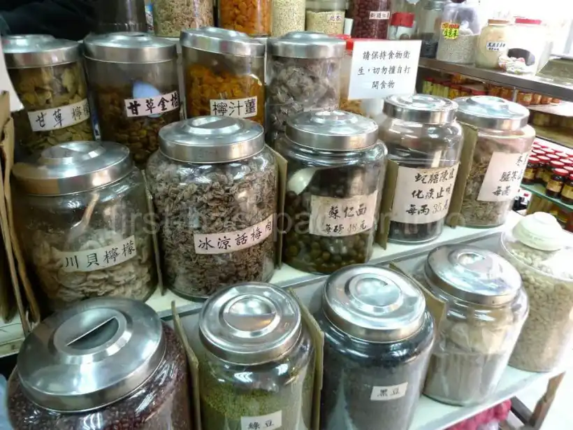 香港の明徳醤園添丁甜醋の品ぞろえ