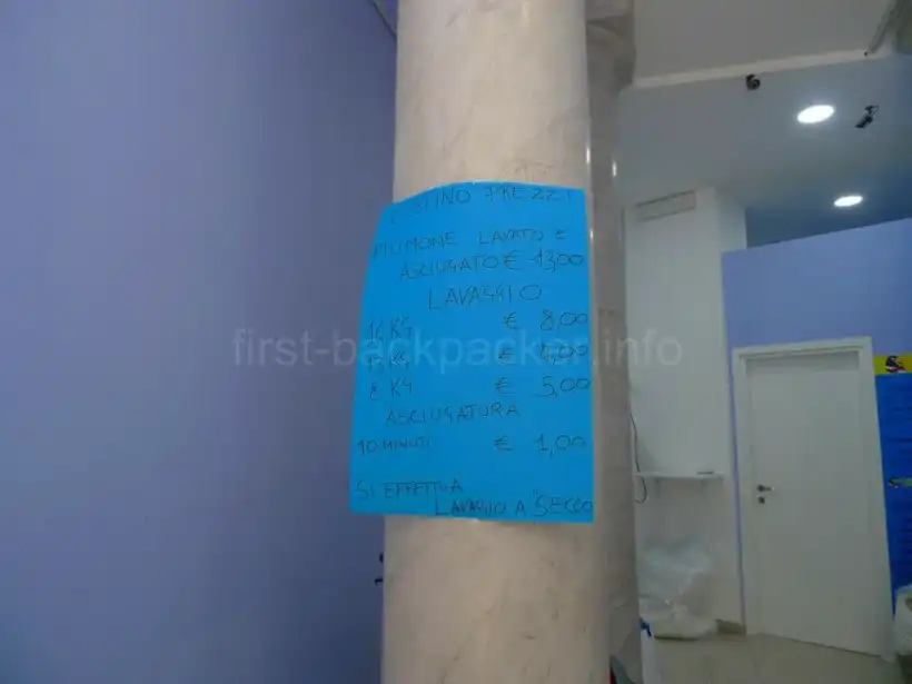 パレルモ・マンマミーアホステルの近くのランドリーの料金表