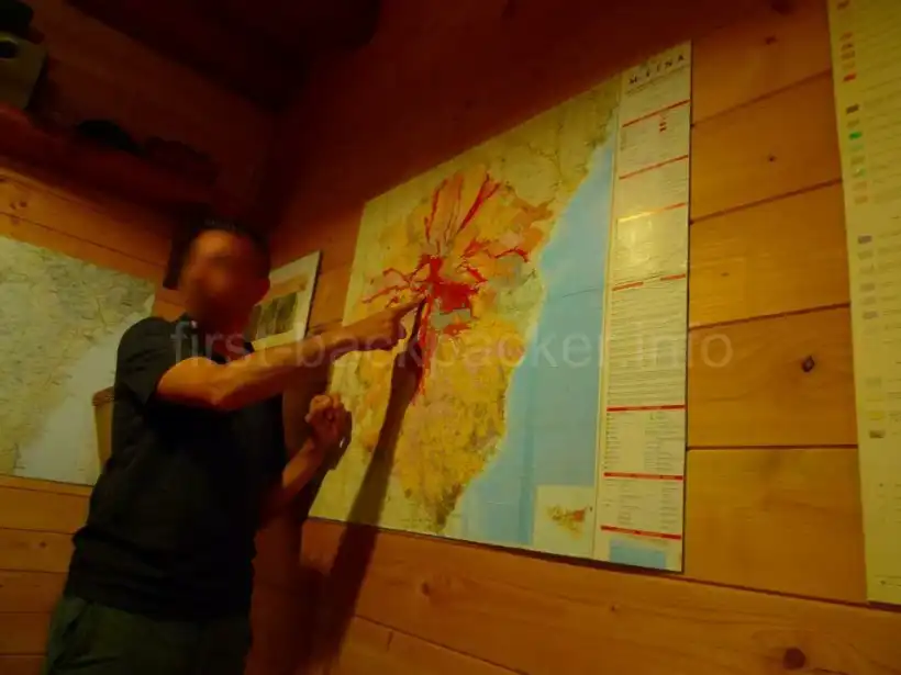 シチリア・Etna Peopleツアーでのエトナ山の説明タイム