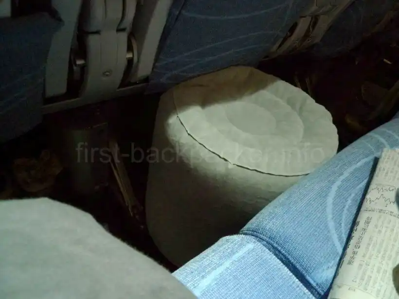 空気で膨らますフットレスト