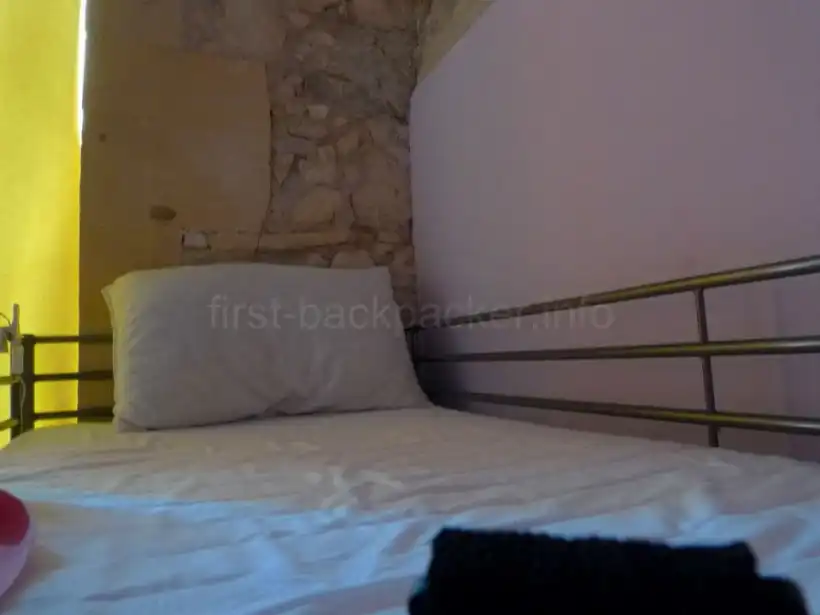 シラクーサLOL hostelのドミトリーの上段ベッド