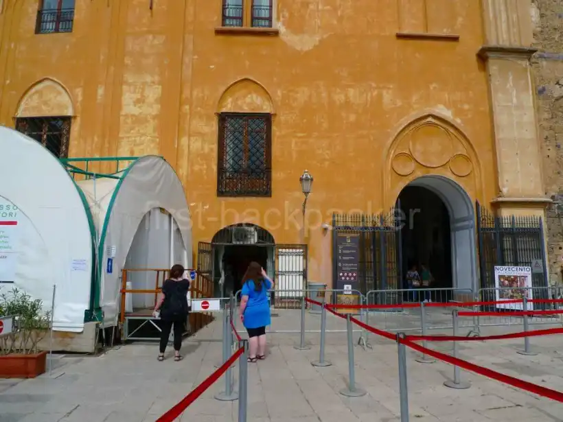 パレルモのノルマン王宮のセキュリティチェック後