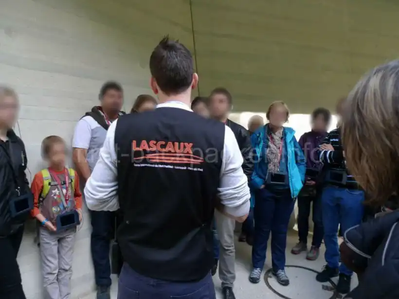 ラスコー4のガイドさん