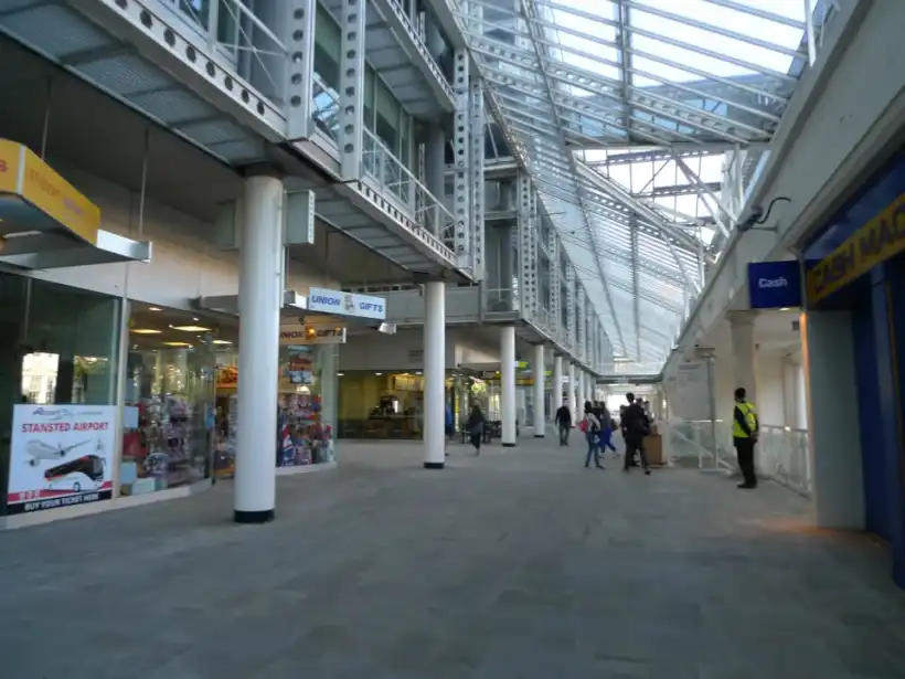 ヴィクトリア駅のGolden Toursのあるアーケード