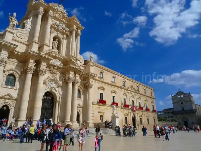 シラクーサの旧市街（オルティージャ島）のカテドラル