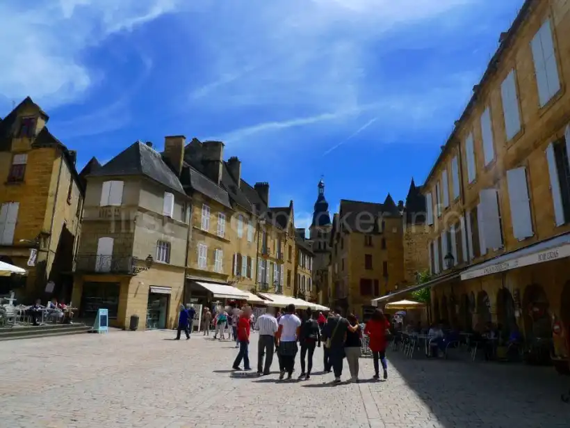 サルラ・ラ・カネダのリベルテ広場