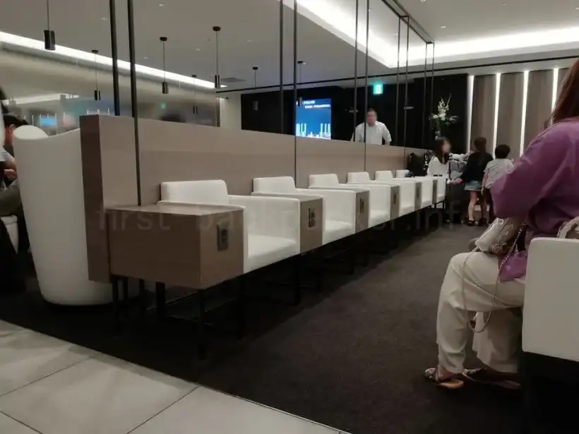 中部国際空港・プレミアムラウンジ セントレアの座席の電源