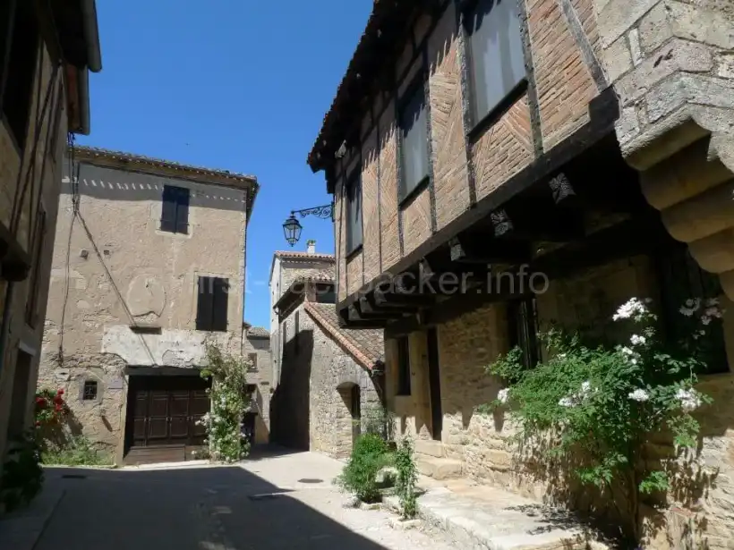 フランス・ピュイセルシの村