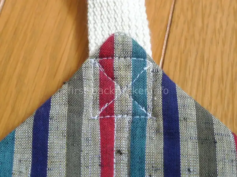 自作フットレストにカラーテープを付ける