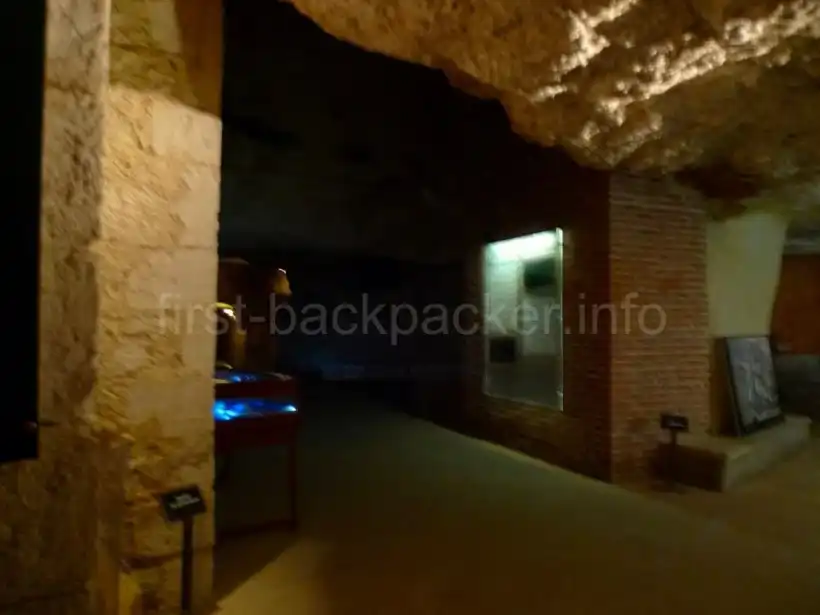 シラクーサの旧市街（オルティージャ島）の地下道内