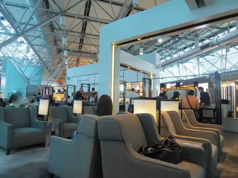 台北桃園空港（第2ターミナル）プラザ・プレミアム・ラウンジZONE A1のソファ