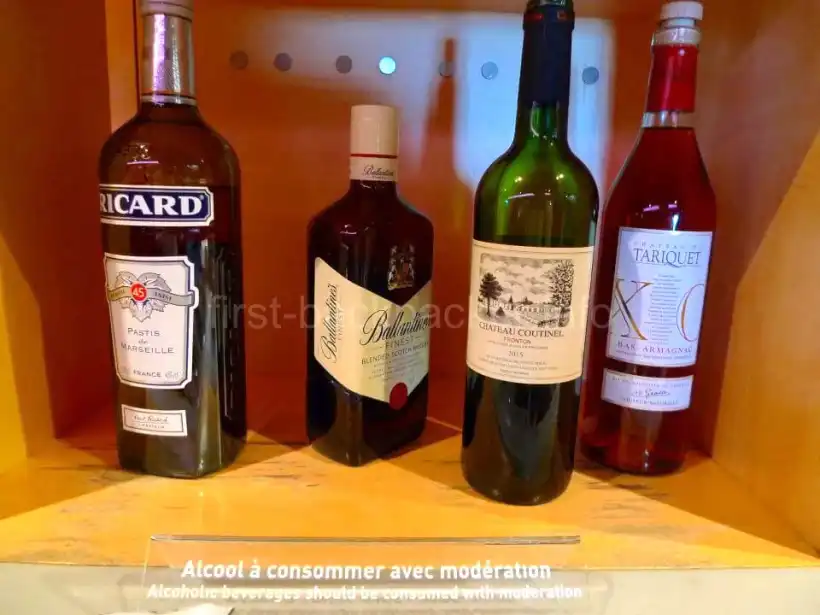 トゥールーズ ブラニャック空港 "La Croix du Sud" Loungeのワインコーナー