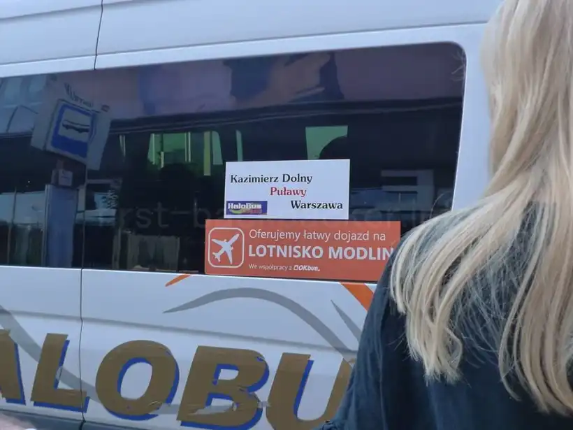 ワルシャワ発カジミエシュ・ドルニ行きのバス