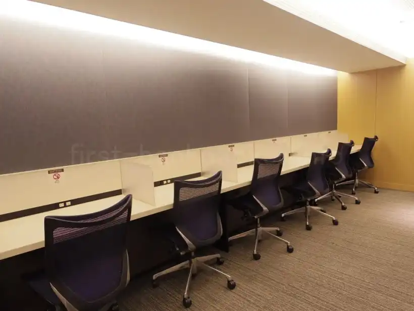 中部国際空港・国際線のグローバルラウンジのビジネスデスク