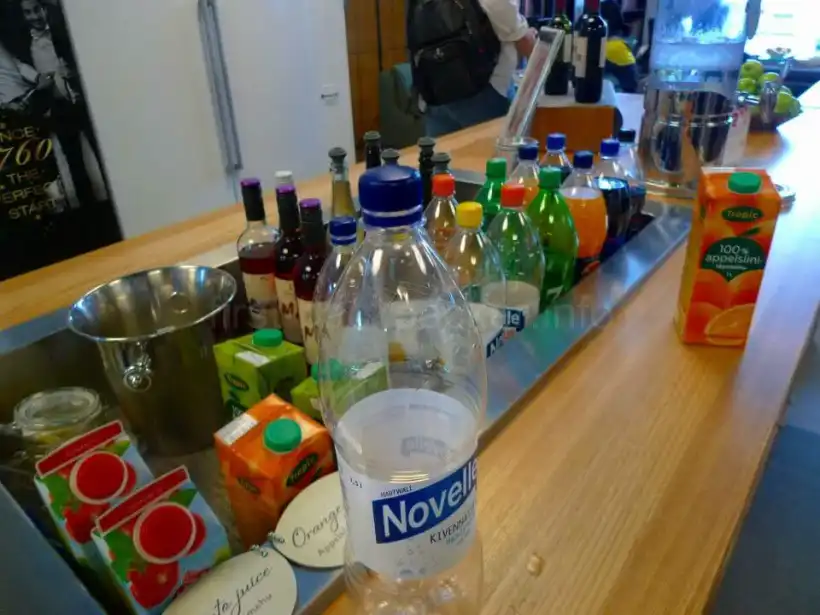 ヘルシンキ ヴァンター国際空港Almost@home Loungeのドリンクバー