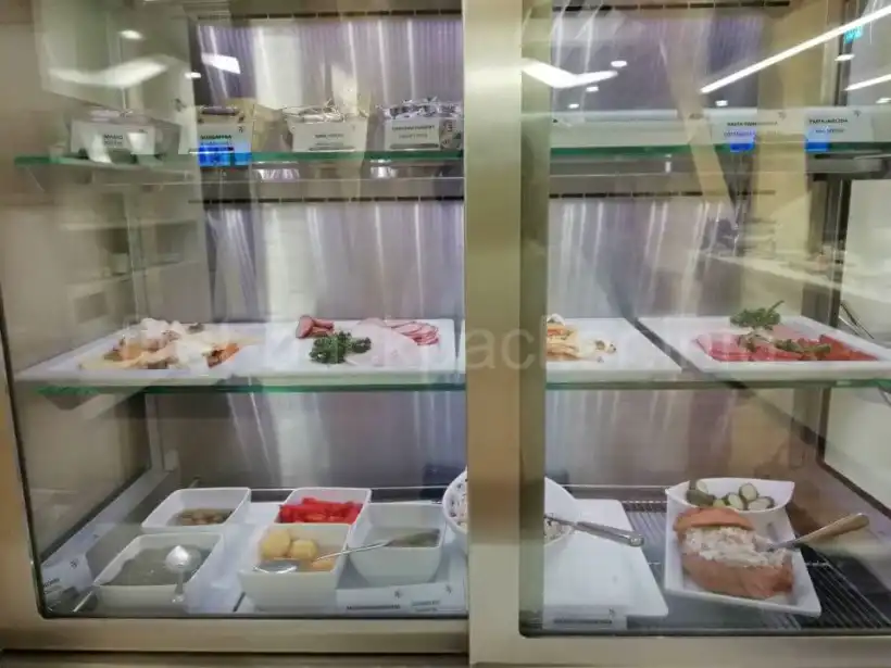 ワルシャワ・ショパン空港Preludium Loungeのおつまみコーナー