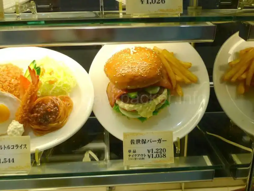 長崎駅のロイヤルホストの佐世保バーガー