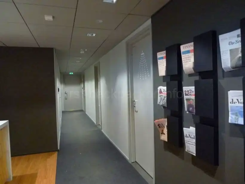 ヘルシンキ ヴァンター国際空港Aspire Loungeのシャワールームの扉