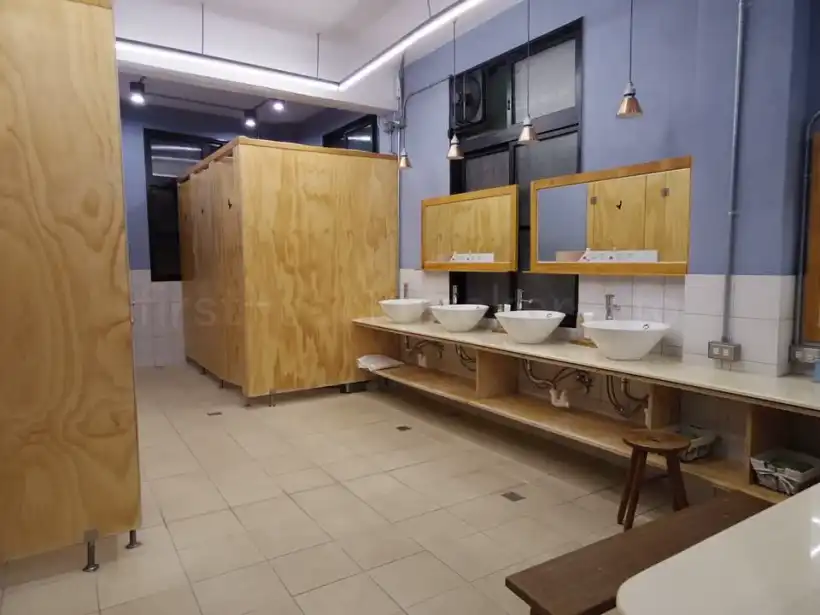 台南・草祭二手書店Cao Ji Book Innの女子ドミトリー棟の洗面スペース