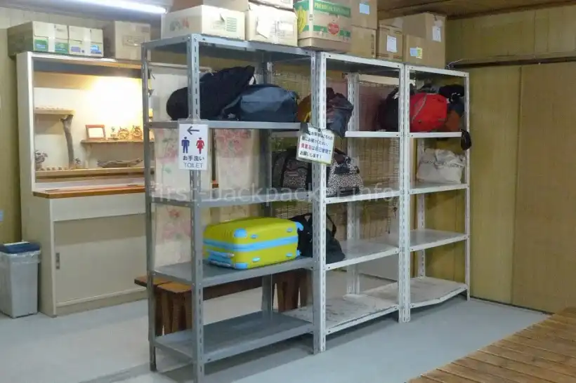 竹富島観光案内所の荷物置き場