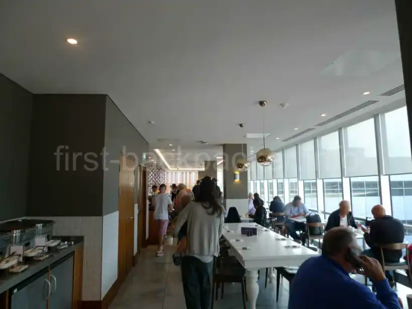 ガトウィック空港・No1 Loungeのテーブル席