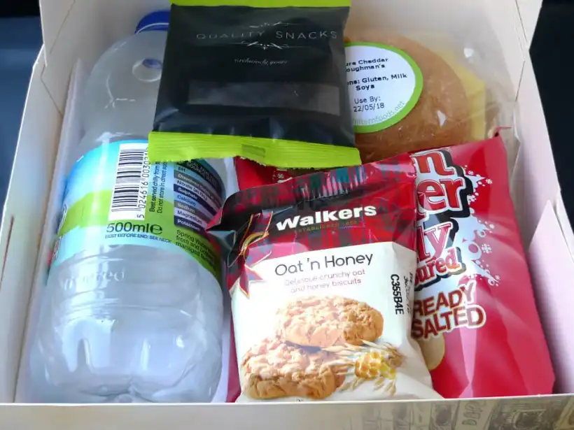 Golden Toursのランチパック中身