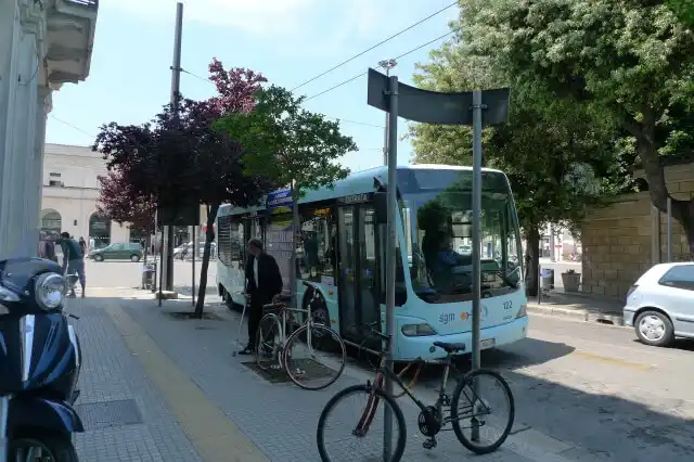 レッチェの鉄道駅前